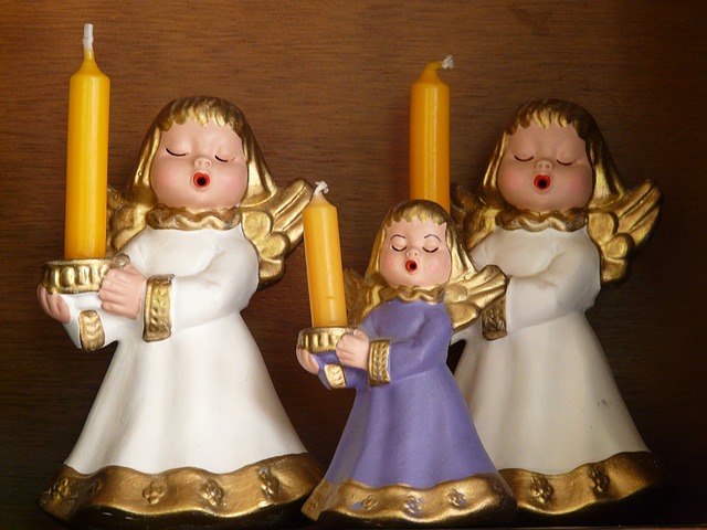 Singing angel choristers